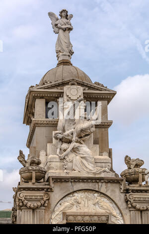 Mit fantastischen Skulpturen gegen den blauen Himmel in Poblenou Friedhof in Barcelona, Spanien Krypta. Stockfoto