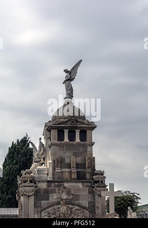 Krypta mit Engel Skulptur auf dem Dach gegen die bewölkten Himmel in Poblenou Friedhof. Stockfoto