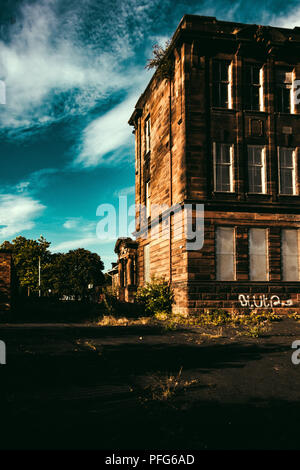 Sir John Maxwell Grundschule gegen den blauen Himmel mit Graffiti, Glasgow, Schottland Stockfoto