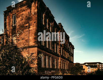 Seite von Sir John Maxwell Grundschule gegen den blauen Himmel, Glasgow, Schottland Stockfoto