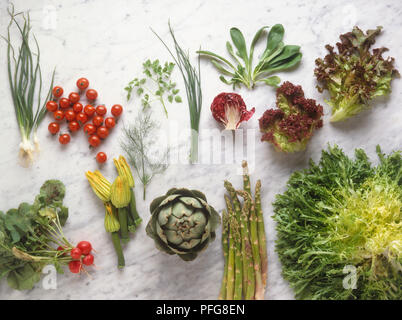 Verschiedene Salat-, Gemüse und Kräuter, einschließlich Frühlingszwiebeln, Tomaten, Koriander, Fenchel, Rettich, Zucchiniblüten, Artischocken, Spargel, Schnittlauch, Salat Stockfoto