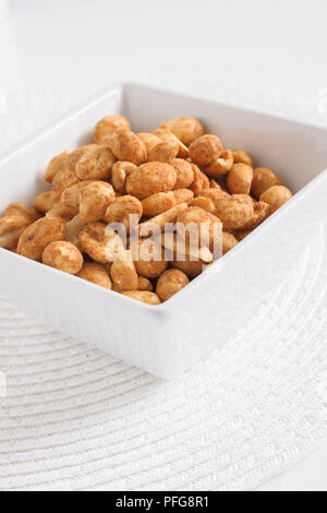 Trocken oder im Ofen geröstete Erdnüsse leicht gewürzt gegessen als proteinreiche Snacks Stockfoto