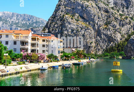 Bahndamm mit Häusern in der Nähe des Meeres Kanal in der Stadt Omis, Kroatien. Stockfoto