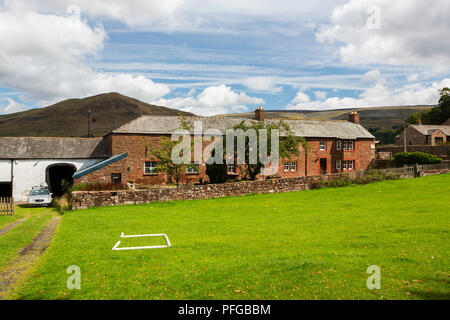 Das ländliche Dorf Dufton im Eden Valley, Cumbria, Großbritannien, mit dufton Hecht hinter sich. Stockfoto