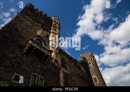 Ein Blick auf die Seite der Burg Rheinstein auf dem Rhein bei Trechtingshausen, Deutschland. Stockfoto