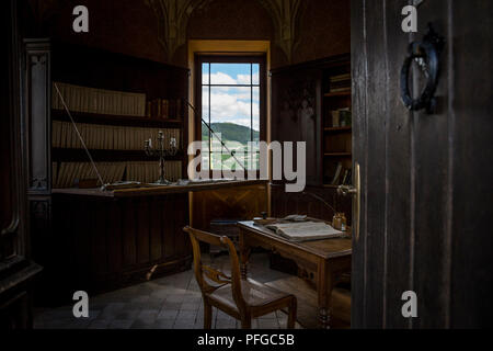 Eine Studie, die in einem der Türme der Burg Rheinstein auf dem Rhein bei Trechtingshausen, Deutschland. Stockfoto