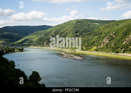 Ein Blick entlang des Flusses in der Burg Rheinstein auf dem Rhein bei Trechtingshausen, Deutschland. Stockfoto
