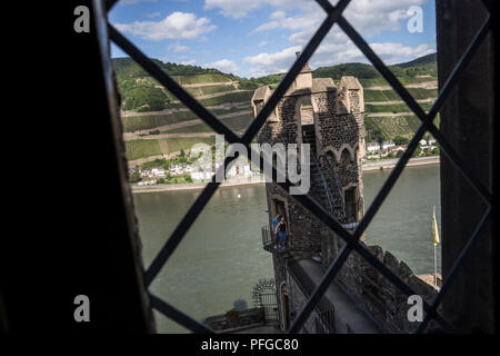 Touristen besuchen Sie eine der Burgtürme auf Burg Rheinstein auf dem Rhein bei Trechtingshausen, Deutschland. Stockfoto