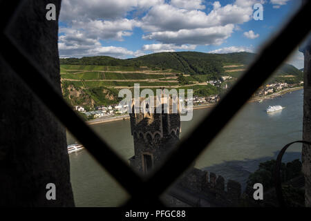 Vergnügen Kreuzfahrten auf dem Fluss pass Burg Rheinstein auf dem Rhein bei Trechtingshausen, Deutschland. Stockfoto