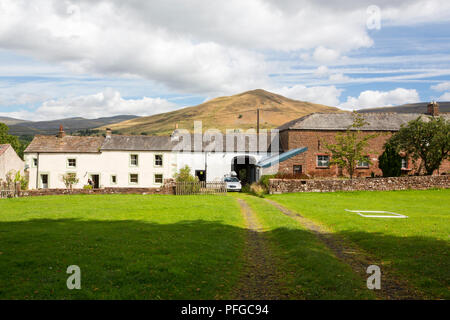 Das ländliche Dorf Dufton im Eden Valley, Cumbria, Großbritannien, mit dufton Hecht hinter sich. Stockfoto