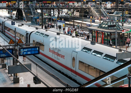 Hamburg, Deutschland - August 2018: Züge und Passagiere am Hauptbahnhof in Hamburg. Stockfoto