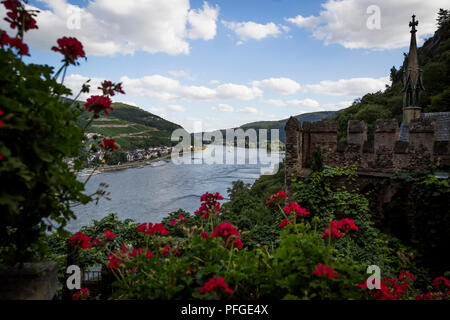 Ein Blick auf die Seite der Burg Rheinstein auf dem Rhein bei Trechtingshausen, Deutschland. Stockfoto