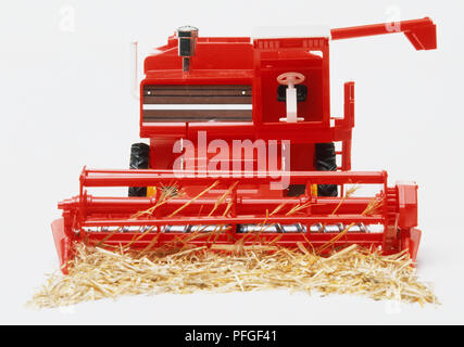 Rot Spielzeug Mähdrescher, aus der Nähe. Stockfoto