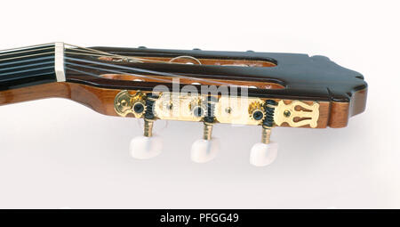 Spindelstock und Stimmwirbel der klassischen Gitarre, close-up Stockfoto