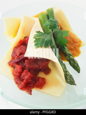 Ravioli mit Tomatensauce und gelbe Paprika Sauce, Ansicht von oben Stockfoto