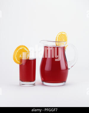 Glaskannen und Glas Sangria, mit Orangenscheiben Stockfoto