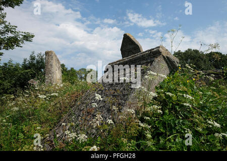 Alte Grabsteine auf dem jüdischen Friedhof als die älteste Aschkenasischen Friedhofs in der Ukraine und eine der ältesten in der Zentral- und Osteuropa mit Grabsteinen dating von 1520, in der Stadt von Busk, die einst eine Jüdische Gemeinde und wurde vernichtet, brutal, von den Deutschen während des Zweiten Weltkriegs in Busk Rajon in Lviv Oblast (Gebiet) der westlichen Ukraine. Stockfoto