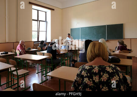 Prof. Yohanan Petrovsky-Shtern, ein jüdischer Historiker, hält einen Vortrag vor Teilnehmern der ROOTKA-Reiseagentur, die sich auf jüdische Kulturreisen in einem Klassenzimmer des ehemaligen Kronprinz Rudolf Gymnasiums spezialisiert haben, das auch heute noch als Gymnasium fungiert, Gegründet 1865, das einst von dem bekannten jüdischen Schriftsteller Joseph Roth in der Stadt Brody im Gebiet Lwiw (Region) der Westukraine besucht wurde, das einst die Heimat einer großen jüdischen Gemeinde war und 1942–1943 beim Holocaust umkam und heute nicht mehr ist. Stockfoto