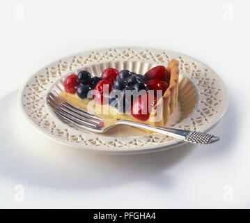 Scheibe der Französischen Flan mit Erdbeeren und Blaubeeren Stockfoto