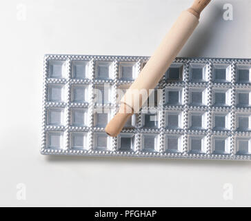 Holz- Rolling Pin oben aus Edelstahl ravioli Schimmel Stockfoto