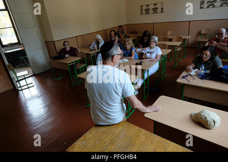 Prof. Yohanan Petrovsky-Shtern, ein jüdischer Historiker, hält einen Vortrag vor Teilnehmern der ROOTKA-Reiseagentur, die sich auf jüdische Kulturreisen in einem Klassenzimmer des ehemaligen Kronprinz Rudolf Gymnasiums spezialisiert haben, das auch heute noch als Gymnasium fungiert, Gegründet 1865, das einst von dem bekannten jüdischen Schriftsteller Joseph Roth in der Stadt Brody im Gebiet Lwiw (Region) der Westukraine besucht wurde, das einst die Heimat einer großen jüdischen Gemeinde war und 1942–1943 beim Holocaust umkam und heute nicht mehr ist. Stockfoto
