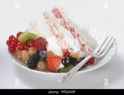 Platte des Sommers Berry Vacherin mit frischem Obst Stockfoto