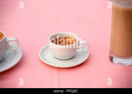 Italienischer Espresso in weiße Tasse mit Untertasse. Stockfoto
