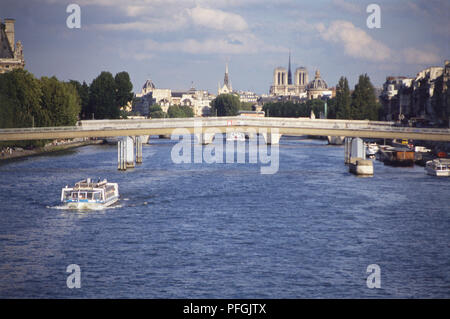 Frankreich, Paris, Quartal Tuileries, Pont Solferino über den Fluss Seine, lange leicht gewölbte Brücke. Stockfoto