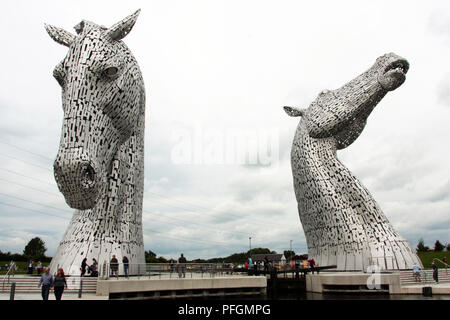 Die beiden riesigen kelpie Pferd Skulpturen, die auf die Forth und Clyde Kanal in Helix Park, Falkirk in Schottland sitzen. Sie wurden entwickelt, und von Andy Scott gebaut und sind jetzt eine großen schottischen Attraktion mit Touristen und Besucher. Stockfoto