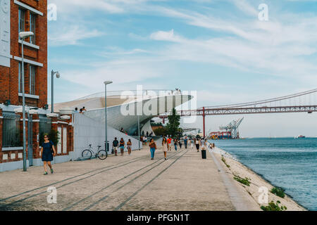 Lissabon, Portugal - 23. AUGUST 2017: Das neue Museum für Kunst, Architektur und Technologie (Museu de Arte, Arquitetura e Tecnologia) oder Maat ist eine Wissenschaft Stockfoto