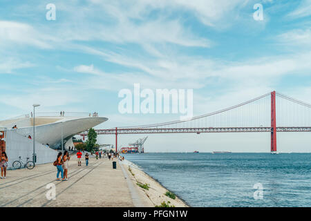 Lissabon, Portugal - 23. AUGUST 2017: Das neue Museum für Kunst, Architektur und Technologie (Museu de Arte, Arquitetura e Tecnologia) oder Maat ist eine Wissenschaft Stockfoto