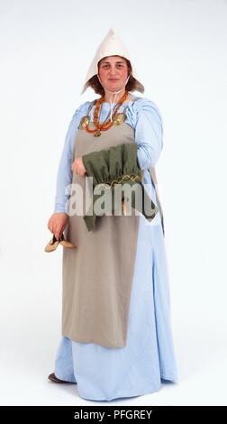 Modell gekleidet als Frau im Alltag der Wikinger Kostüm Stockfoto