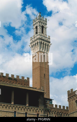 Italien, Toskana, Siena, Palazzo Pubblico, Torre del Mangia, einer der höchsten mittelalterlichen Türme im Land. Stockfoto