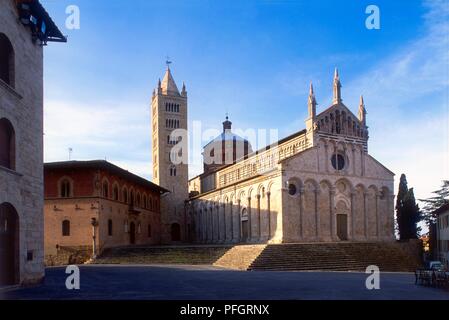 Italien, Massa Marittima, Kathedrale San Cerbone (heiligen Cerbone's Cathedral) Romanische und Gotische Fassade und Glockenturm Stockfoto