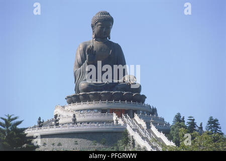 China, Hong Kong, Outlying Islands, Big Buddha und Po Lin Kloster, steile Steintreppe, die bis zu den riesigen Big Buddha Statue Stockfoto