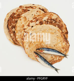 Fünf runden Scheiben Brot und zwei kleine Fische, bis zu schließen. Stockfoto