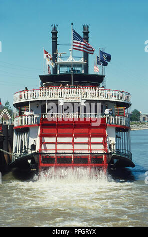 USA, New Orleans, Steamboat Natchez, einem traditionellen paddlewheeler Kreuzfahrt der Mississippi River, Vorderansicht. Stockfoto