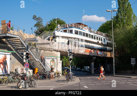 Alte Utting, ehemaligen Fahrgastschiffes zu einem Restaurant jetzt auf einer stillgelegten Eisenbahnbrücke in München, Deutschland platziert umgewandelt. Stockfoto