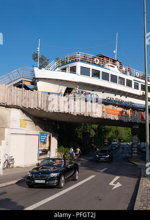 Alte Utting, ehemaligen Fahrgastschiffes zu einem Restaurant jetzt auf einer Eisenbahnbrücke in München, Deutschland platziert umgewandelt. Stockfoto