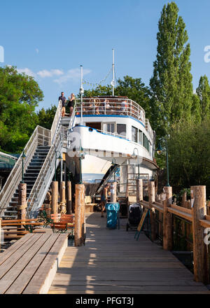 Alte Utting, ehemaligen Fahrgastschiffes zu einem Restaurant jetzt auf einer stillgelegten Eisenbahnbrücke in München, Deutschland platziert umgewandelt. Stockfoto