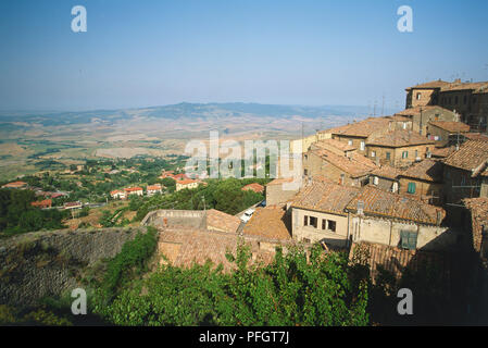 Italien, Toskana, Blick von Volterra über die umliegende Landschaft. Stockfoto