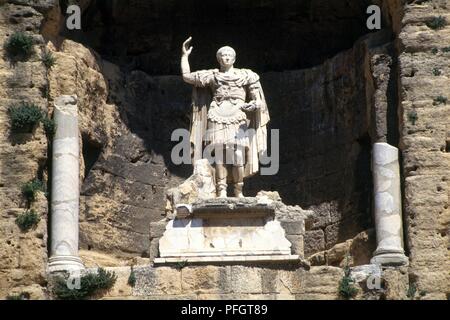 Frankreich, Provence, Vaucluse, Orange, Theater Antike d'Orange, Statue von Kaiser Augustus im alten Römischen Amphitheater Stockfoto