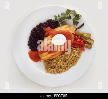 Chile Relleno, gefüllte poblano Chili, schwarze Bohnen, Salsa und Reis auf weiße Platte, close-up Stockfoto