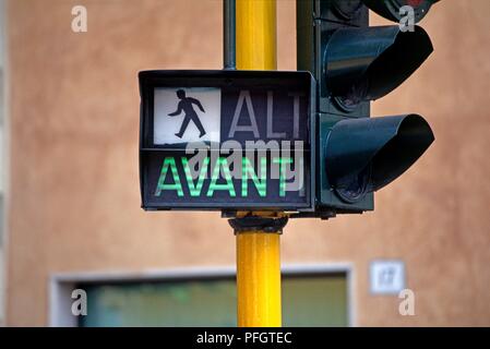 Italien, Toskana, Florenz, Fußgängerüberweg leuchtet auf 'Avanti' oder 'Walk', close-up Stockfoto