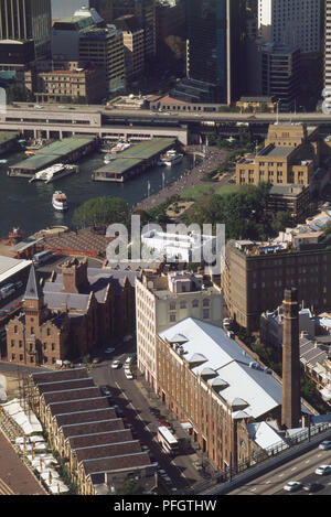 Australien, New South Wales, Sydney, erhöhten Blick auf die Felsen von der Harbour Bridge Überführung. Stockfoto