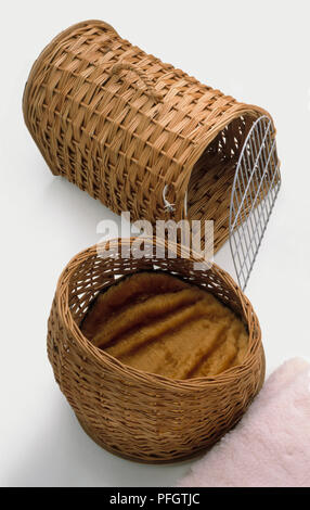 Ein wicker cat Carrier und Korb Stockfoto