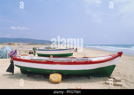 Spanien Andalusien, roten, weißen und grünen Holzboote auf sandigen Ufer. Stockfoto