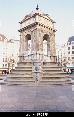 Frankreich, Paris, Fontaine des Innocents, Steinbrunnen mit Schritten. Stockfoto