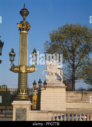 Frankreich, Paris, Tuileries-gärten, Place de la Concorde, Lamp Post mit zwei Lampen und dekoriert Peak. Stockfoto