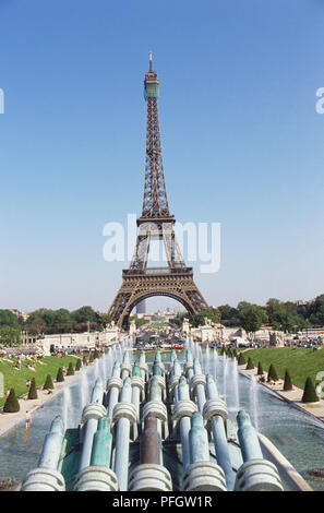Frankreich, Paris, Eiffelturm, Trocadero steht über die Brücken und Brunnen der umliegenden Pariser Stadtbild. Stockfoto